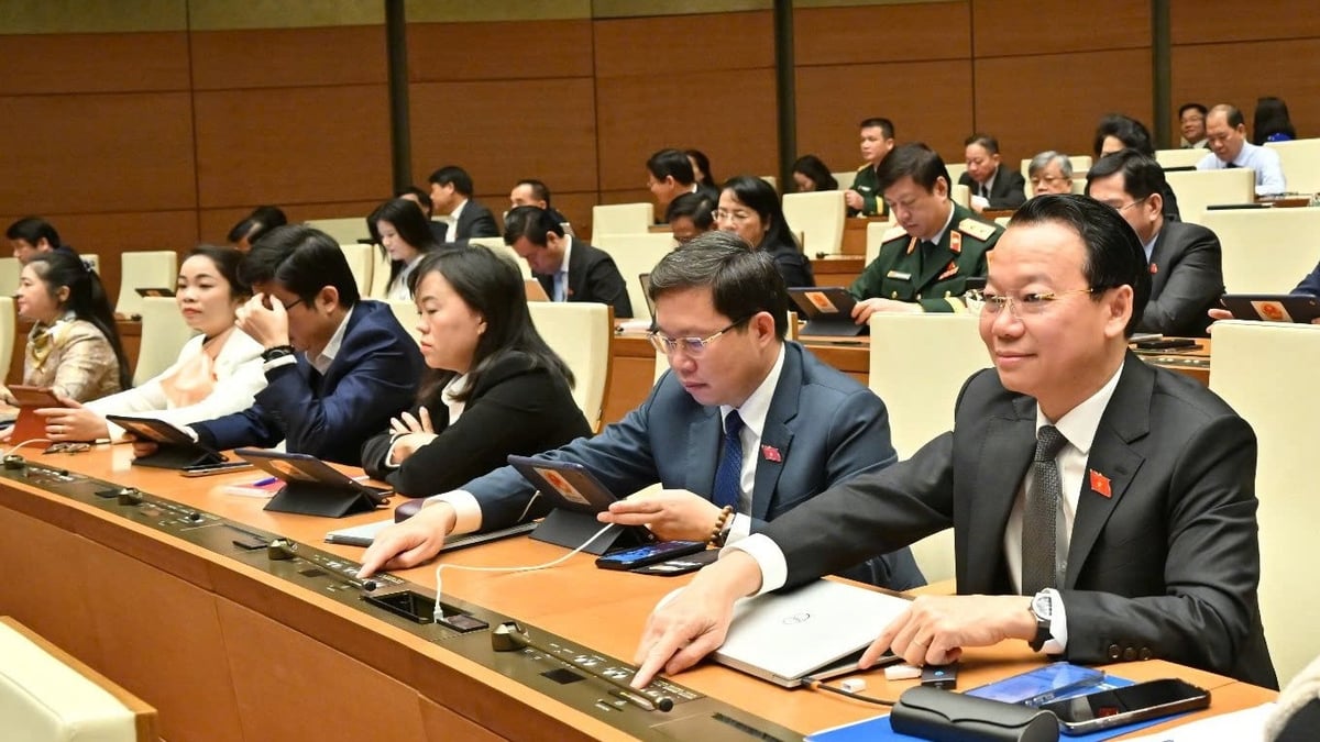 Sáng 16/6, với 100% đại biểu có mặt tán thành (470/470 phiếu), Quốc hội đã chính thức thông qua nghị quyết sửa đổi, bổ sung một số điều của Hiến pháp năm 2013. Ảnh: Như Ý. Sáng 16/6, với 100% đại biểu có mặt tán thành (470/470 phiếu), Quốc hội đã chính thức thông qua nghị quyết sửa đổi, bổ sung một số điều của Hiến pháp năm 2013. Ảnh: Như Ý.