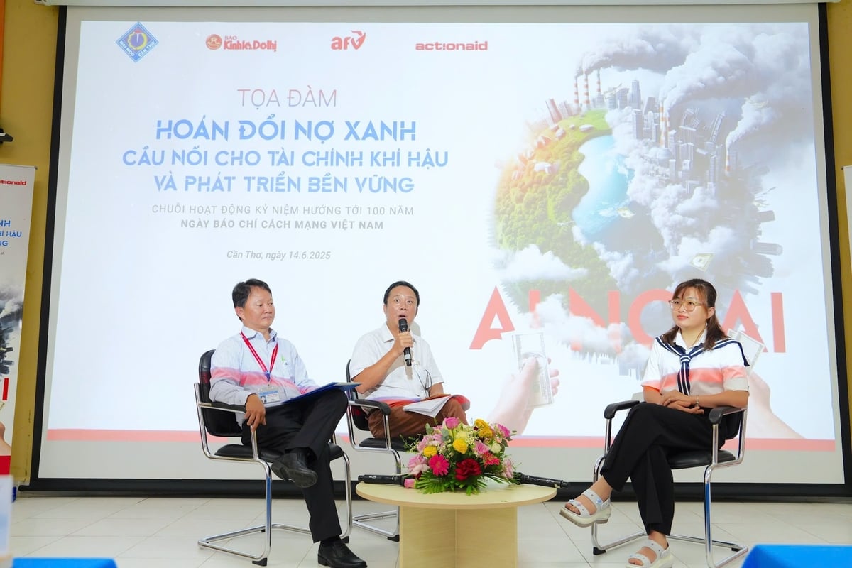 Các chuyên gia chia sẻ tại tọa đàm 'Hoán đổi nợ xanh: Cầu nối cho tài chính khí hậu và phát triển bền vững' tổ chức tại TP Cần Thơ chiều 14/6. Ảnh: Kim Anh. Các chuyên gia chia sẻ tại tọa đàm 'Hoán đổi nợ xanh: Cầu nối cho tài chính khí hậu và phát triển bền vững' tổ chức tại TP Cần Thơ chiều 14/6. Ảnh: Kim Anh.