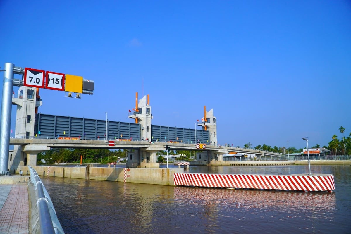 Cống âu Rạch Mọp - công trình thủy lợi trọng điểm ở Sóc Trăng đưa vào sử dụng, giúp giữ ngọt hiệu quả cho vùng Kế Sách và một phần huyện Long Phú. Ảnh: Kim Anh. Cống âu Rạch Mọp - công trình thủy lợi trọng điểm ở Sóc Trăng đưa vào sử dụng, giúp giữ ngọt hiệu quả cho vùng Kế Sách và một phần huyện Long Phú. Ảnh: Kim Anh.