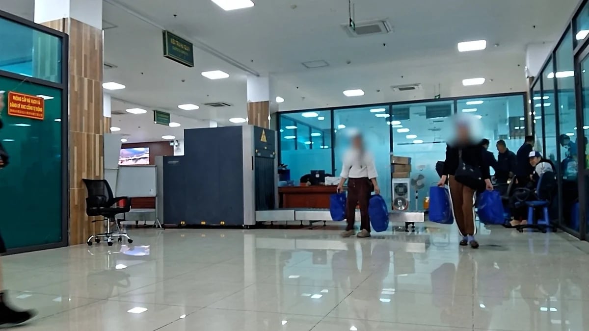 Hàng lậu công khai được vận chuyển qua chốt Hải quan. Ảnh: HK. Hàng lậu công khai được vận chuyển qua chốt Hải quan. Ảnh: HK.