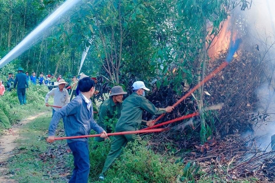 Buổi diễn tập phòng chống cháy rừng ở thị xã Đức Phổ. Ảnh: Võ Hà Buổi diễn tập phòng chống cháy rừng ở thị xã Đức Phổ. Ảnh: Võ Hà