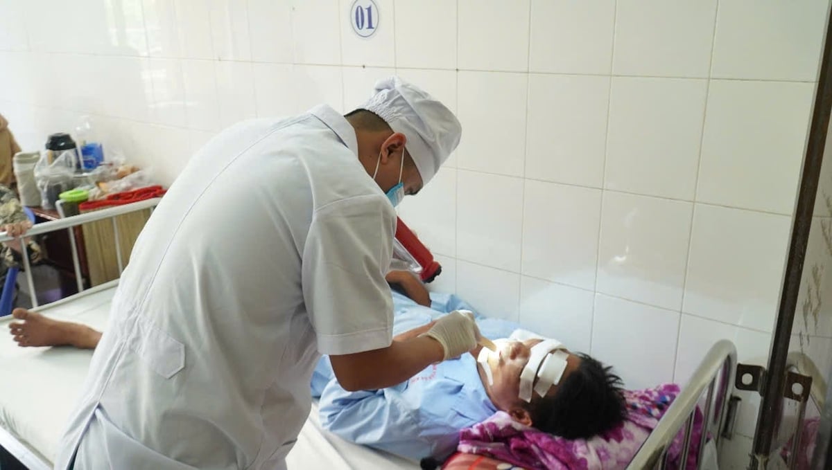 Ông Hận bị một máy bay không người lái chém nhiều nhát vào đầu và mặt. Ảnh: Trọng Linh. Ông Hận bị một máy bay không người lái chém nhiều nhát vào đầu và mặt. Ảnh: Trọng Linh.