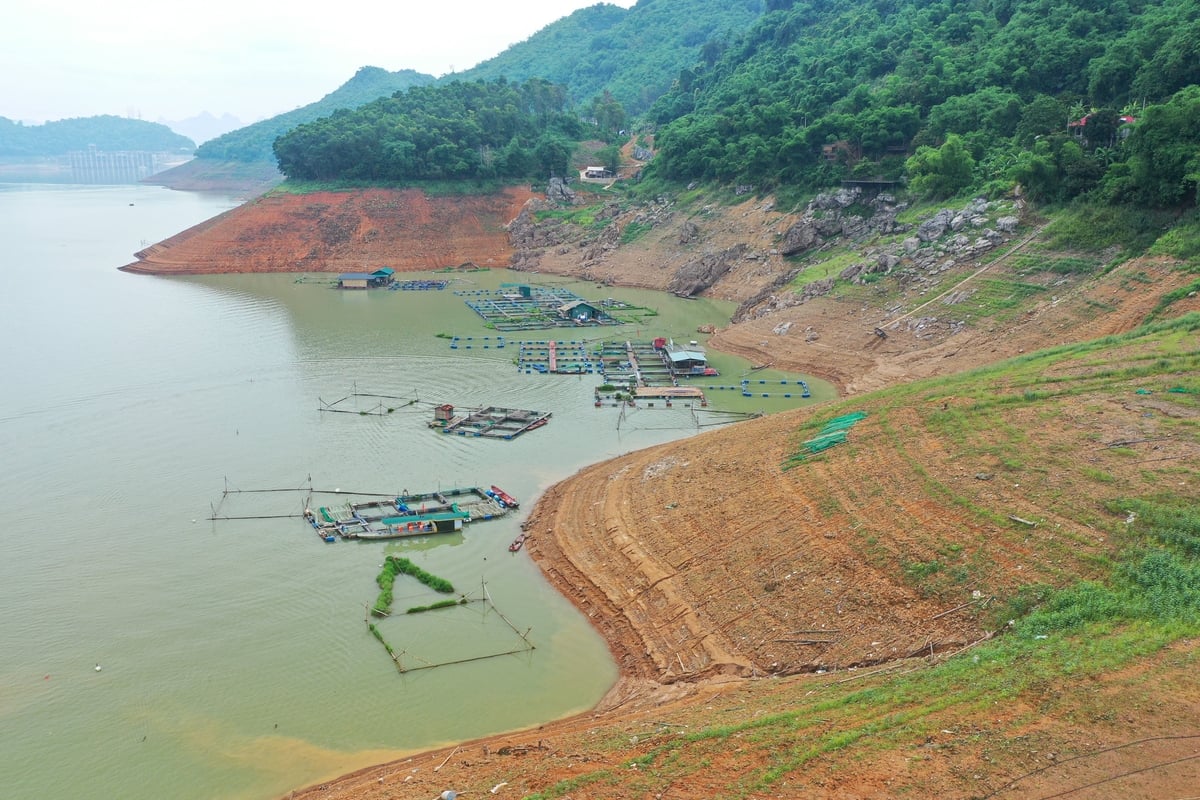 Những ngày đầu tháng 6, mực nước lòng hồ Hòa Bình xuống thấp, gây ra điều kiện bất lợi cho người nuôi trồng thủy sản. Ảnh: Tùng Đinh.