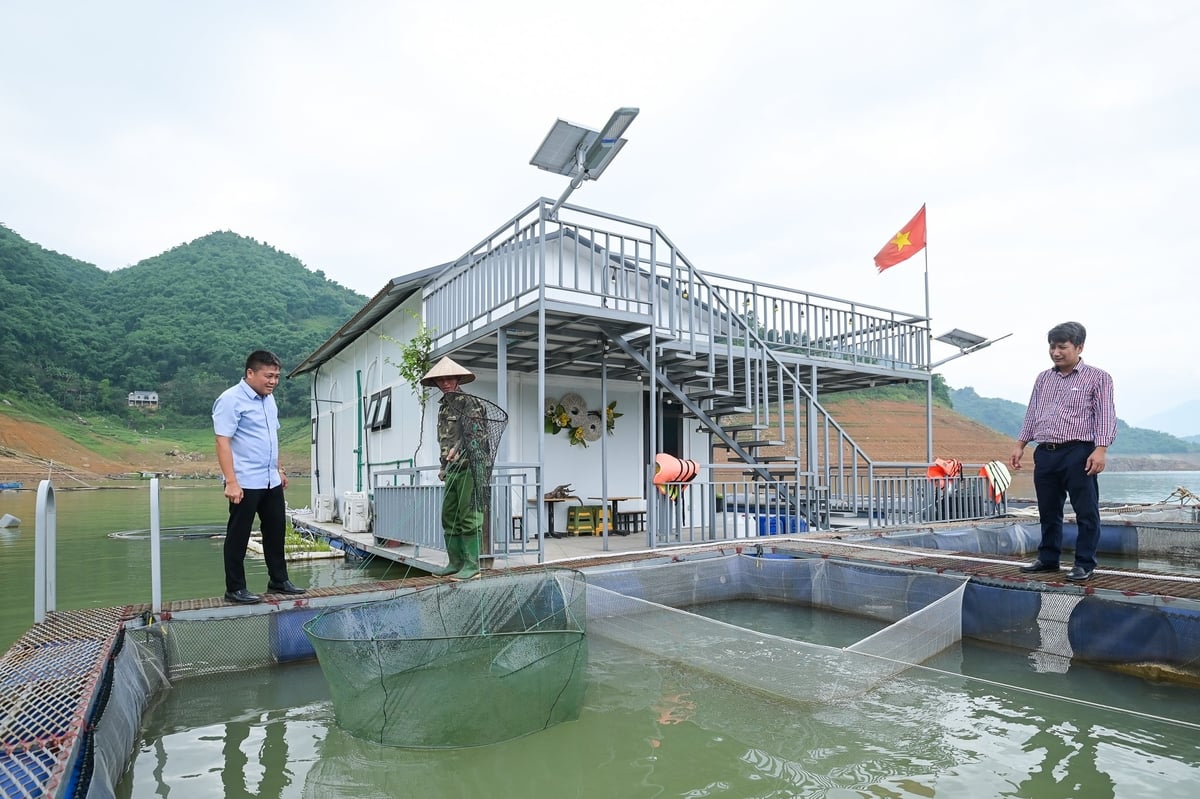 Cán bộ Chi cục Chăn nuôi, Thú y và Thủy sản khuyến cáo người dân các biện pháp ứng phó với điều kiện nước hồ rút sâu. Ảnh: Tùng Đinh.