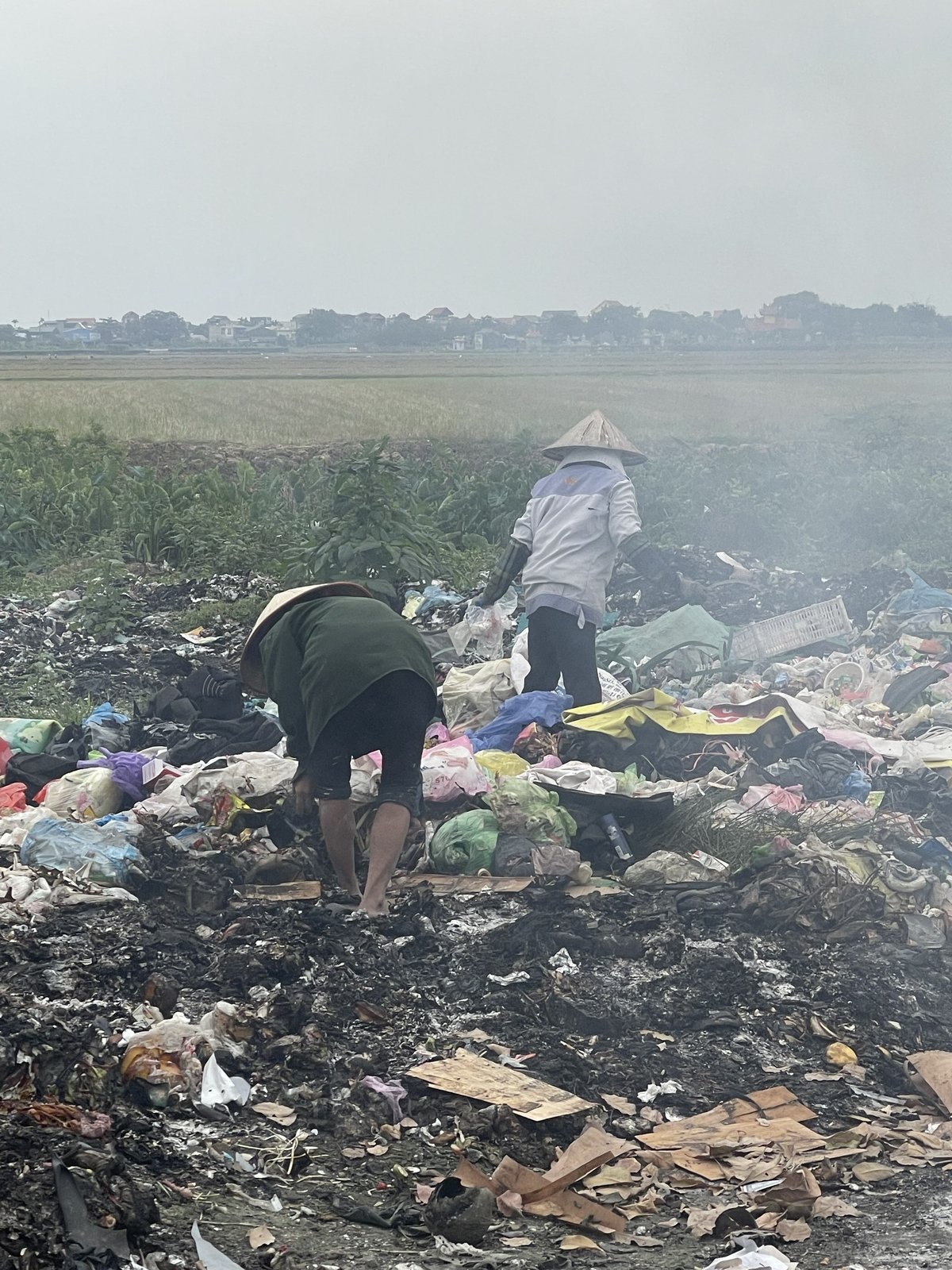 Bãi rác thường xuyên bị người dân đốt khói, bụi ô nhiễm môi trường. Ảnh: Kiên Cường. Bãi rác thường xuyên bị người dân đốt khói, bụi ô nhiễm môi trường. Ảnh: Kiên Cường.