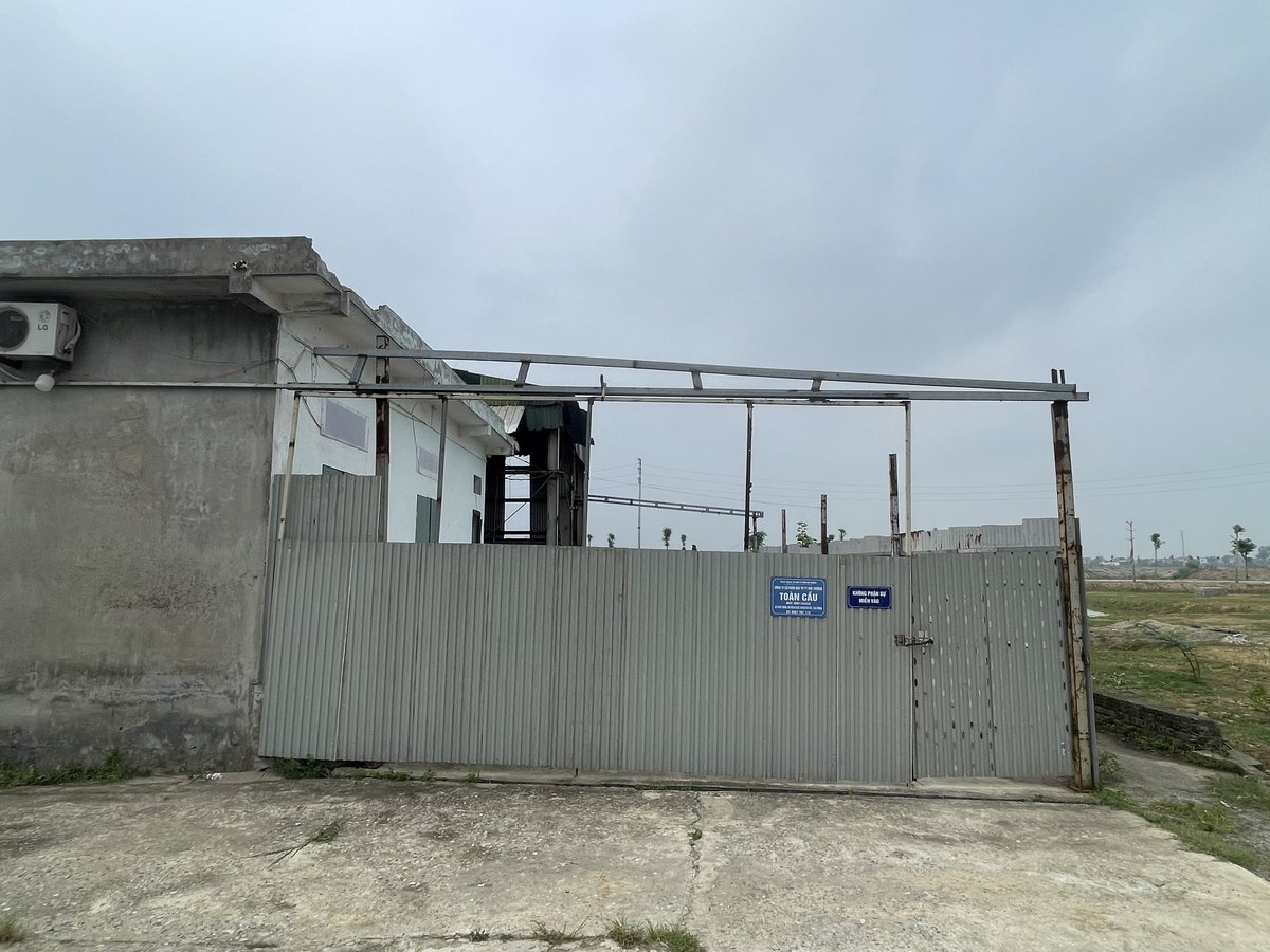 Lò rác đã bị tốc hết mái và luôn đóng cửa. Ảnh: Kiên Cường. Lò rác đã bị tốc hết mái và luôn đóng cửa. Ảnh: Kiên Cường.