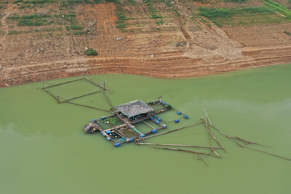 Nhiều vùng đất, đá lộ ra do nước rút sâu, nước hồ cũng đục hơn, ảnh hưởng đến mật độ oxy trong nước. Ảnh: Tùng Đinh. Nhiều vùng đất, đá lộ ra do nước rút sâu, nước hồ cũng đục hơn, ảnh hưởng đến mật độ oxy trong nước. Ảnh: Tùng Đinh.