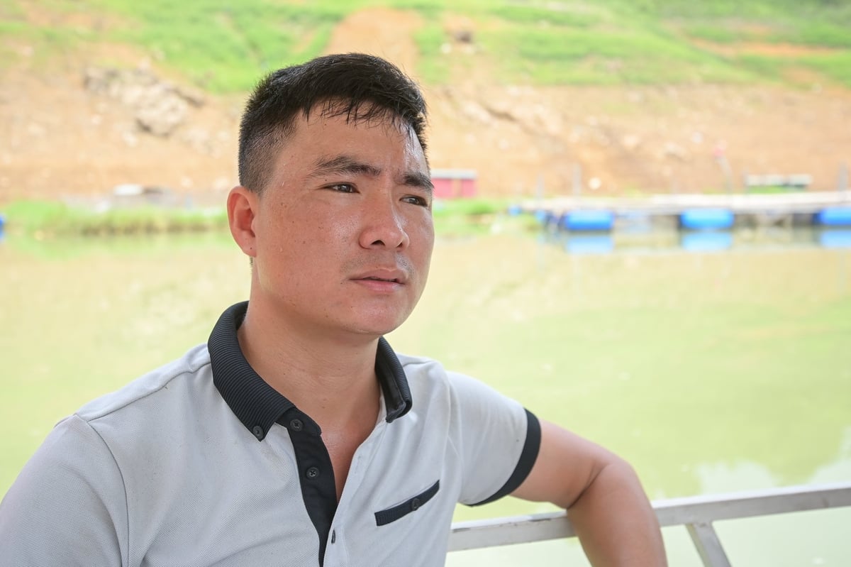 Anh Nguyễn Văn Lân chia sẻ về cách ứng phó với hiện tượng nước hồ rút sâu. Ảnh: Tùng Đinh. Anh Nguyễn Văn Lân chia sẻ về cách ứng phó với hiện tượng nước hồ rút sâu. Ảnh: Tùng Đinh.
