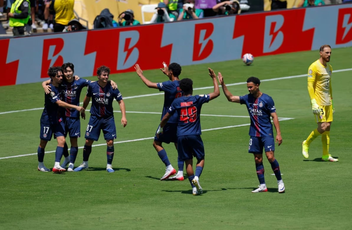 Các cầu thủ PSG chia vui bàn ấn định tỷ số của Lee Kang-in. Ảnh: Reuters. Các cầu thủ PSG chia vui bàn ấn định tỷ số của Lee Kang-in. Ảnh: Reuters.