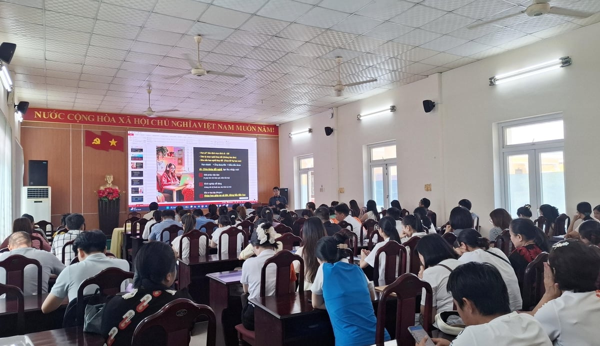 Người lao động ở TP Huế được tư vấn việc làm tại Phiên giao dịch việc làm vừa được tổ chức đầu tháng 6/2025. Ảnh: Văn Dinh. Người lao động ở TP Huế được tư vấn việc làm tại Phiên giao dịch việc làm vừa được tổ chức đầu tháng 6/2025. Ảnh: Văn Dinh.