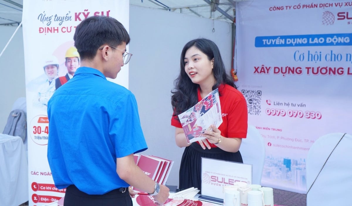 Sàn giao dịch việc làm đã và đang tạo 'điểm tựa' vững chắc cho người lao động xứ Huế. Ảnh: Văn Dinh. Sàn giao dịch việc làm đã và đang tạo 'điểm tựa' vững chắc cho người lao động xứ Huế. Ảnh: Văn Dinh.