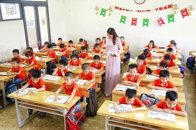 Luật Nhà giáo với một loạt ưu đãi về lương, phụ cấp, chỗ ở và cả cơ chế tuyển dụng là bước đi cần thiết để đặt lại đúng vị thế của người thầy trong xã hội. Ảnh minh họa. Luật Nhà giáo với một loạt ưu đãi về lương, phụ cấp, chỗ ở và cả cơ chế tuyển dụng là bước đi cần thiết để đặt lại đúng vị thế của người thầy trong xã hội. Ảnh minh họa.