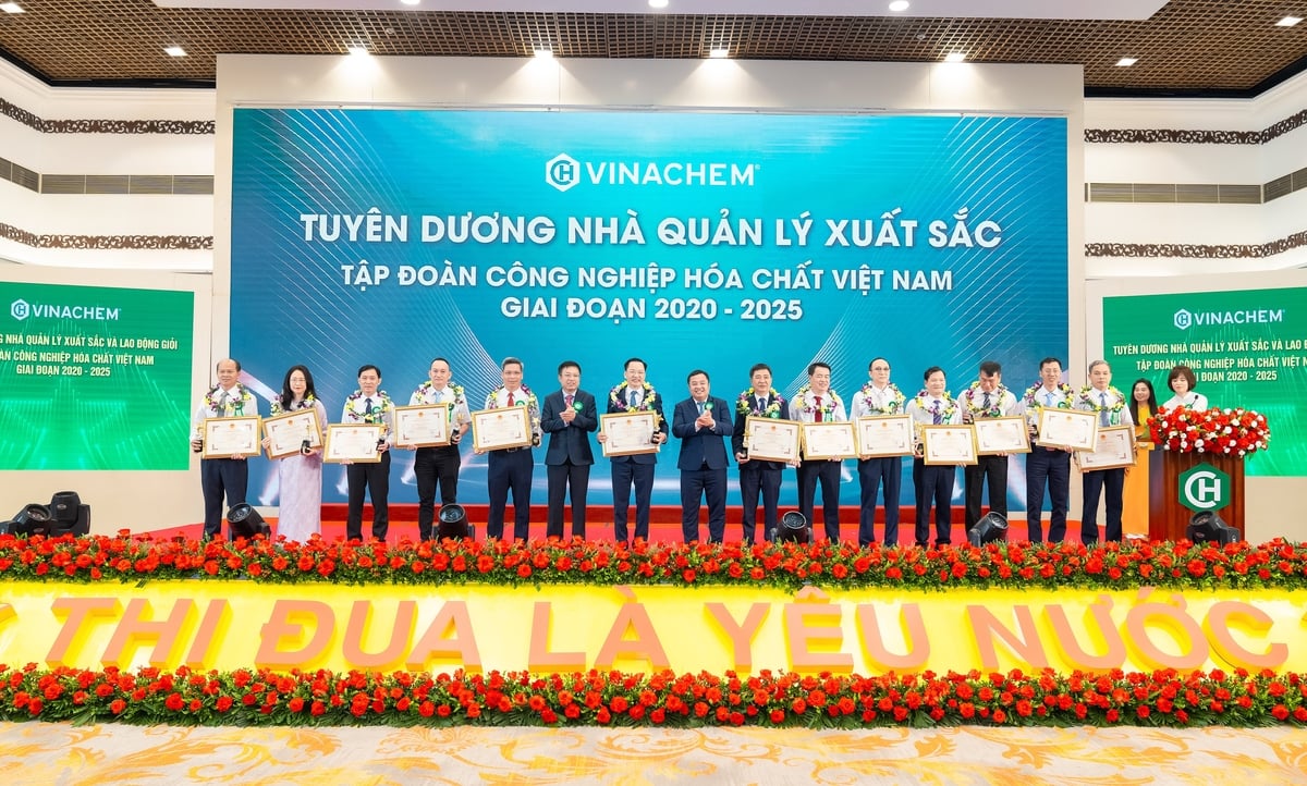Vinachem biểu dương, khen thưởng các cán bộ quản lý và người lao động trong toàn Tập đoàn. Ảnh: Vinachem. Vinachem biểu dương, khen thưởng các cán bộ quản lý và người lao động trong toàn Tập đoàn. Ảnh: Vinachem.