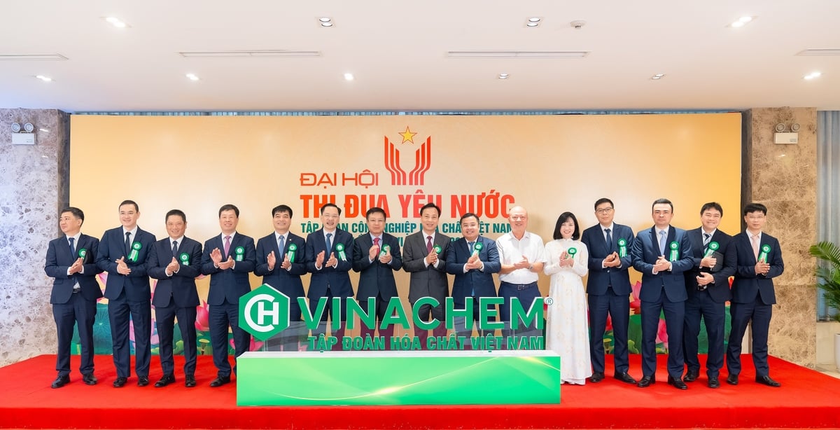 Vinachem cam kết phấn đấu tăng trưởng hai con số trong giai đoạn mới 2025 - 2030, góp phần xứng đáng vào sự nghiệp công nghiệp hóa, hiện đại hóa đất nước. Ảnh: Vinachem. Vinachem cam kết phấn đấu tăng trưởng hai con số trong giai đoạn mới 2025 - 2030, góp phần xứng đáng vào sự nghiệp công nghiệp hóa, hiện đại hóa đất nước. Ảnh: Vinachem.
