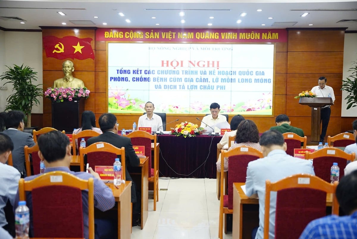 Thứ trưởng Phùng Đức Tiến (ảnh trái) và Cục trưởng Cục Chăn nuôi và Thú y Dương Tất Thắng chủ trì Hội nghị. Ảnh: Linh Linh. Thứ trưởng Phùng Đức Tiến (ảnh trái) và Cục trưởng Cục Chăn nuôi và Thú y Dương Tất Thắng chủ trì Hội nghị. Ảnh: Linh Linh.
