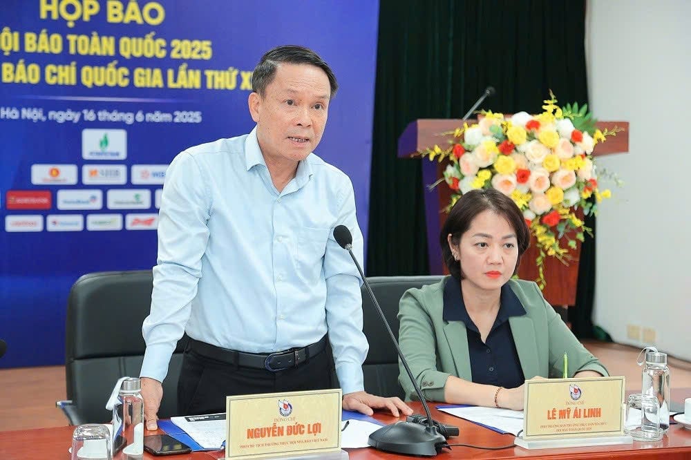 Phó Chủ tịch Thường trực Hội Nhà báo Việt Nam Nguyễn Đức Lợi trả lời câu hỏi của phóng viên. Ảnh: Viết Thịnh.