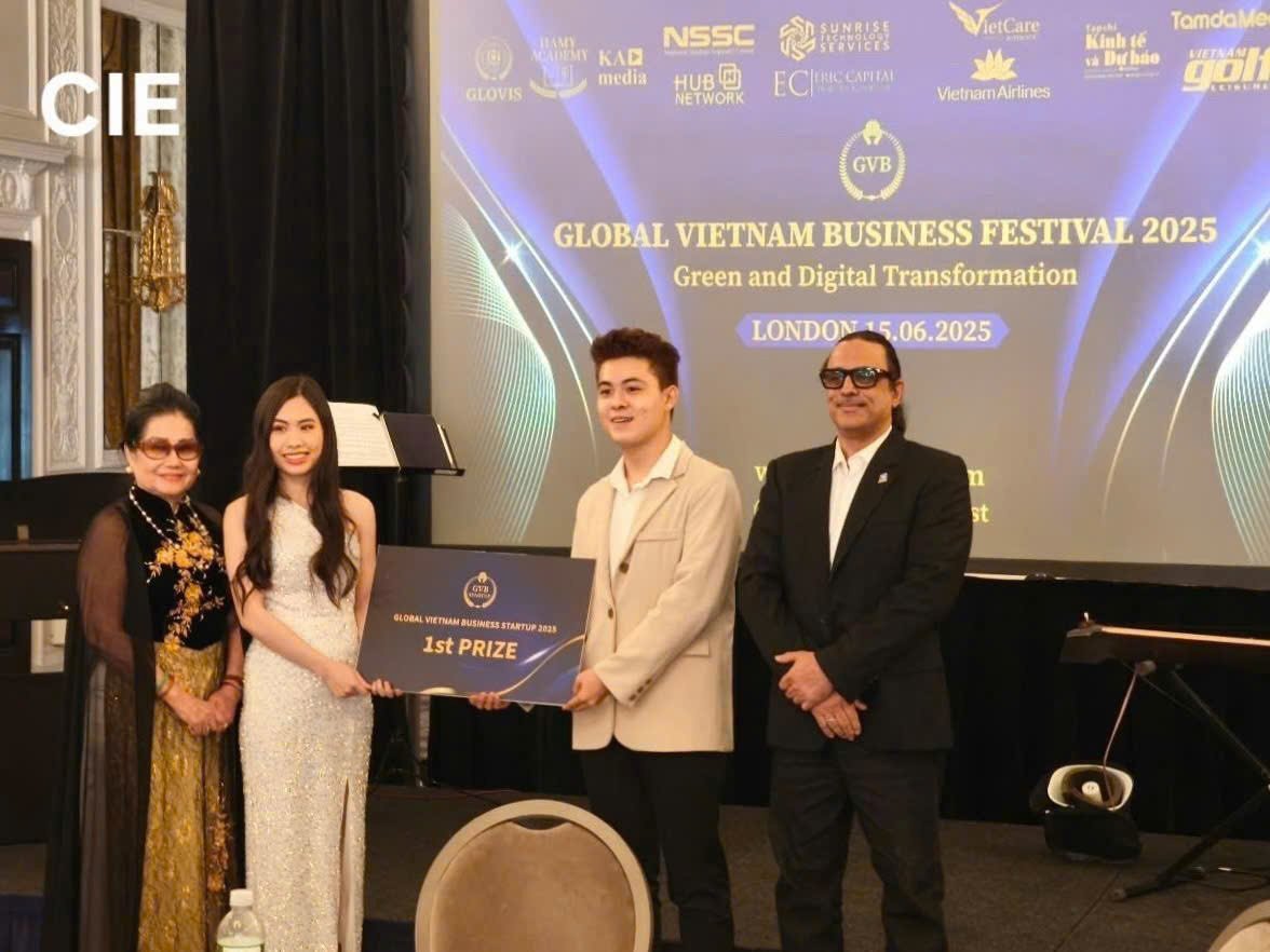Ban tổ chức trao giải cho đại diện nhóm dự thi của Trường Đại học Trà Vinh. Ảnh: TVU.