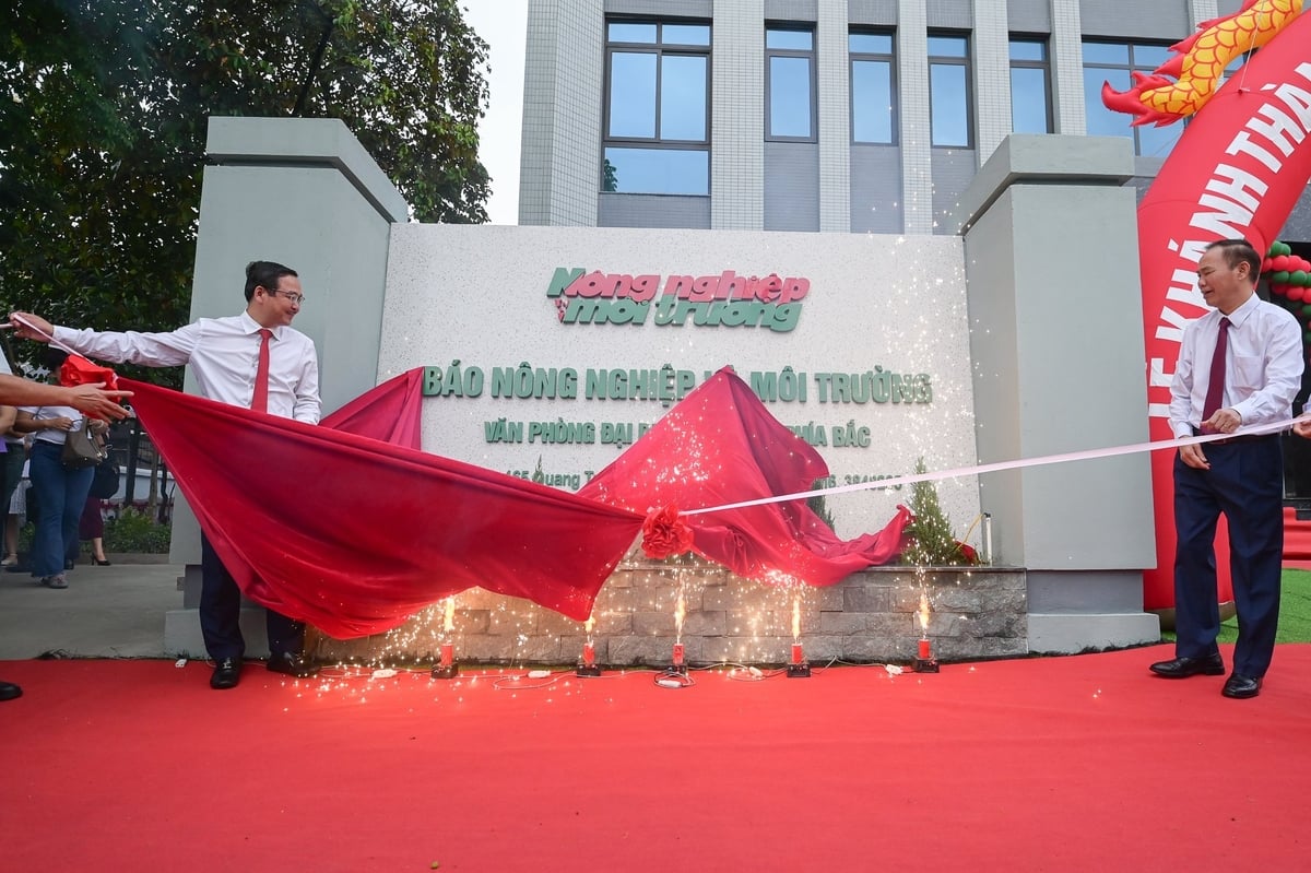 Thứ trưởng Phùng Đức Tiến và Tổng Biên tập Nguyễn Ngọc Thạch chính thức khánh thành Trụ sở Văn phòng đại diện khu vực miền núi phía Bắc tại thành phố Thái Nguyên. Ảnh: Tùng Đinh. Thứ trưởng Phùng Đức Tiến và Tổng Biên tập Nguyễn Ngọc Thạch chính thức khánh thành Trụ sở Văn phòng đại diện khu vực miền núi phía Bắc tại thành phố Thái Nguyên. Ảnh: Tùng Đinh.