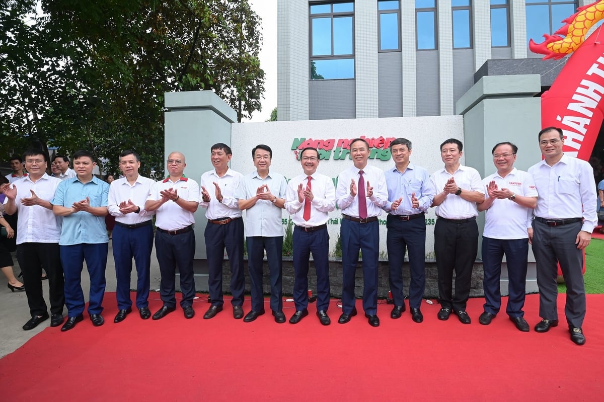 Các đại biểu chúc mừng khánh thành trụ sở Văn phòng miền núi phía Bắc tại Thái Nguyên. Ảnh: Tùng Đinh. Các đại biểu chúc mừng khánh thành trụ sở Văn phòng miền núi phía Bắc tại Thái Nguyên. Ảnh: Tùng Đinh.