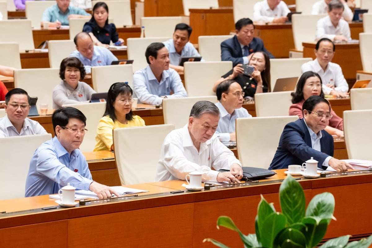 Các đại biểu Quốc hội bấm nút biểu quyết thông qua Luật Tổ chức chính quyền địa phương (sửa đổi), chính thức xác lập mô hình chính quyền địa phương hai cấp: cấp tỉnh và cấp xã trên phạm vi toàn quốc. Ảnh: Quochoi. Các đại biểu Quốc hội bấm nút biểu quyết thông qua Luật Tổ chức chính quyền địa phương (sửa đổi), chính thức xác lập mô hình chính quyền địa phương hai cấp: cấp tỉnh và cấp xã trên phạm vi toàn quốc. Ảnh: Quochoi.