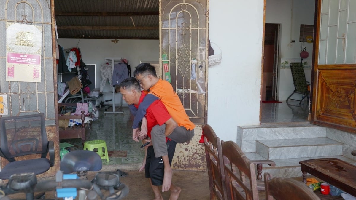 Nguyễn Tài Nam không còn có thể đi lại và nghe nói bình thường sau 24 lần phẫu thuật. Ảnh: Tân Hiệp Phát. Nguyễn Tài Nam không còn có thể đi lại và nghe nói bình thường sau 24 lần phẫu thuật. Ảnh: Tân Hiệp Phát.