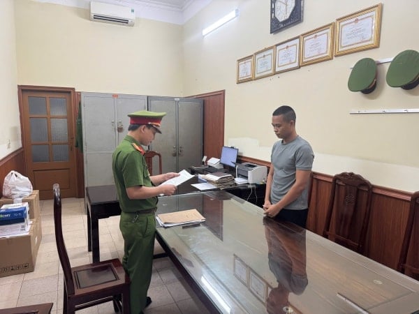 Cơ quan CSĐT Công an tỉnh Ninh Bình công bố lệnh bắt bị can để tạm giam đối với Lê Văn Hải, chủ kênh TikTok 'Gia đình Hải Sen'. Ảnh: Công an tỉnh Ninh Bình.