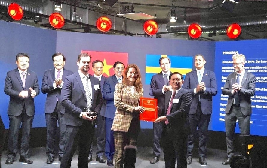 Secretary of the Binh Dinh Provincial Party Committee Ho Quoc Dung has presented the Investment Registration Certificate for the 'Polyester Fabric Recycling Complex' to SYRE Impact-AB Company. Photo: SVH.
