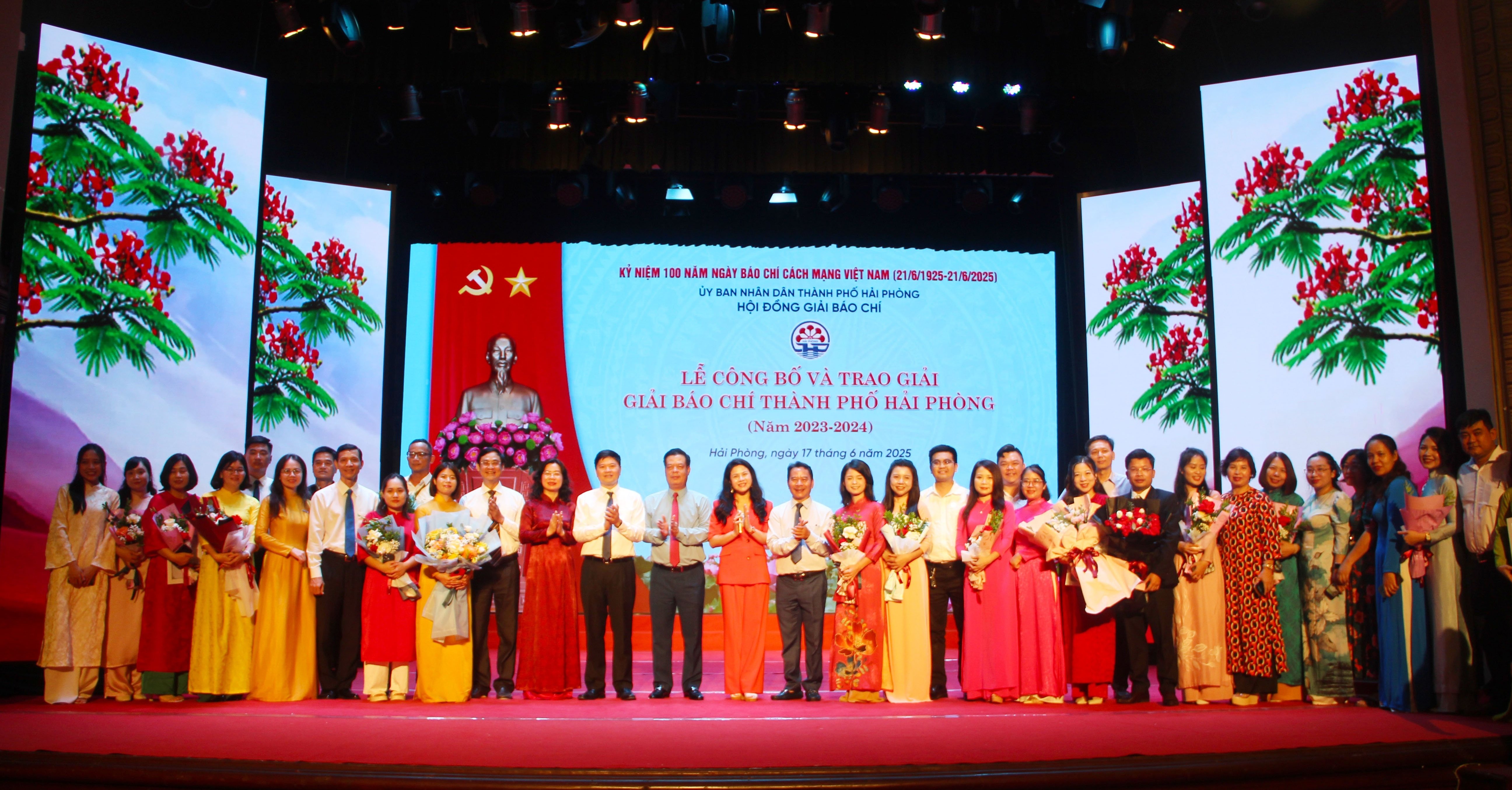 Sáng 17/6, Lễ công bố và trao Giải Báo chí thành phố Hải Phòng giai đoạn 2023-2024 đã diễn ra trong không khí trang trọng, đúng vào dịp cả nước hướng tới kỷ niệm 100 năm Ngày Báo chí Cách mạng Việt Nam. Giải Báo chí đã thu hút gần 100 tác phẩm ở 4 loại hình báo chí tham dự. Hội đồng giám khảo đã chọn ra 33 tác phẩm xuất sắc để trao giải, gồm 4 giải A, 8 giải B, 8 giải C và 13 giải Khuyến khích. Ảnh: Hoàng Phong. Sáng 17/6, Lễ công bố và trao Giải Báo chí thành phố Hải Phòng giai đoạn 2023-2024 đã diễn ra trong không khí trang trọng, đúng vào dịp cả nước hướng tới kỷ niệm 100 năm Ngày Báo chí Cách mạng Việt Nam. Giải Báo chí đã thu hút gần 100 tác phẩm ở 4 loại hình báo chí tham dự. Hội đồng giám khảo đã chọn ra 33 tác phẩm xuất sắc để trao giải, gồm 4 giải A, 8 giải B, 8 giải C và 13 giải Khuyến khích. Ảnh: Hoàng Phong.
