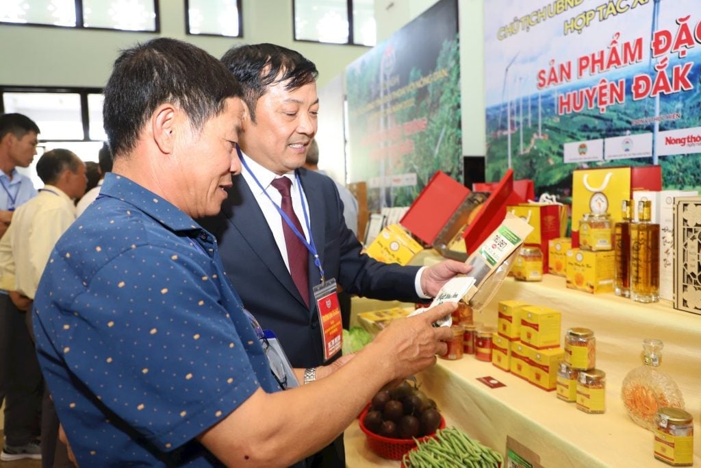 Ông Lê Trọng Yên, Phó Chủ tịch Thường trực tỉnh Đắk Nông tham quan gian hàng sản phẩm OCOP có xuất xứ từ huyện Đắk Mil. Ảnh: KR. Ông Lê Trọng Yên, Phó Chủ tịch Thường trực tỉnh Đắk Nông tham quan gian hàng sản phẩm OCOP có xuất xứ từ huyện Đắk Mil. Ảnh: KR.