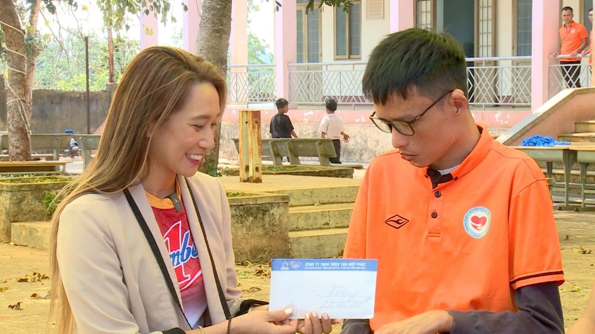 Đại sứ thương hiệu Number 1 gửi món quà động viên tinh thần đến Nguyễn Tài Nam. Ảnh: Tân Hiệp Phát. Đại sứ thương hiệu Number 1 gửi món quà động viên tinh thần đến Nguyễn Tài Nam. Ảnh: Tân Hiệp Phát.