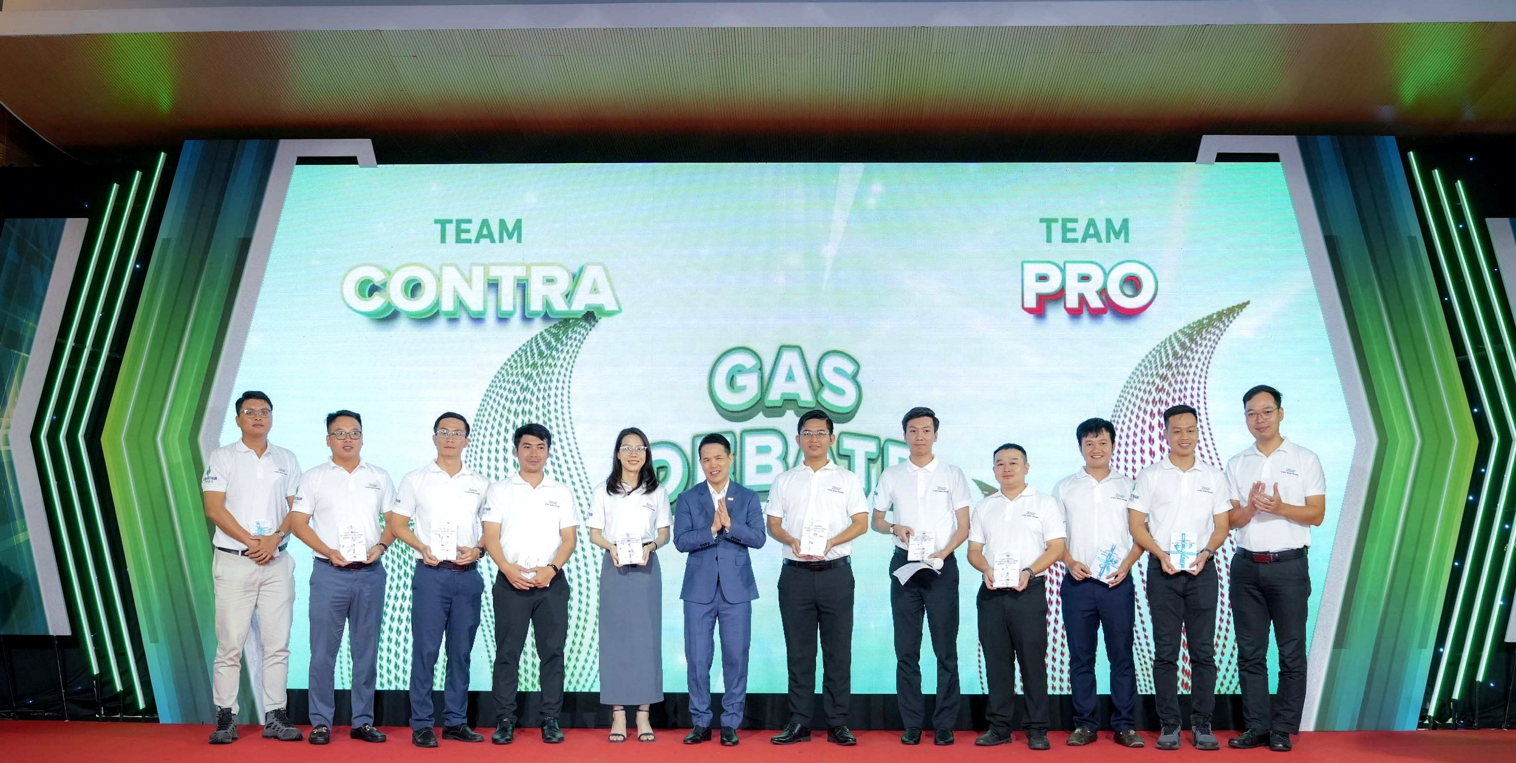 Tổng Giám đốc PV GAS tặng sách phát triển kỹ năng cho tuổi trẻ PV GAS. Ảnh: PV. Tổng Giám đốc PV GAS tặng sách phát triển kỹ năng cho tuổi trẻ PV GAS. Ảnh: PV.
