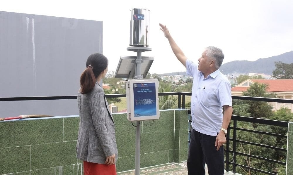 Với thiết kế đơn giản, gọn nhẹ phù hợp với địa hình, thời tiết Việt Nam, hệ thống đo mưa tự động Vrain không chiếm nhiều diện tích và có thể lắp đặt ở mọi vị trí. Ảnh: Phạm Yến. Với thiết kế đơn giản, gọn nhẹ phù hợp với địa hình, thời tiết Việt Nam, hệ thống đo mưa tự động Vrain không chiếm nhiều diện tích và có thể lắp đặt ở mọi vị trí. Ảnh: Phạm Yến.