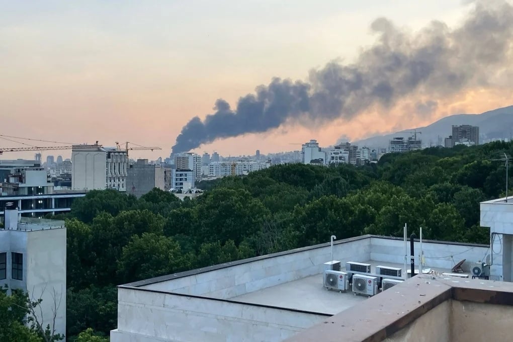 Khói bốc lên từ vụ nổ tại tòa nhà Đài Phát thanh Cộng hòa Hồi giáo Iran (IRIB) ở Tehran, Iran vào thứ Hai. Ảnh: Getty. Khói bốc lên từ vụ nổ tại tòa nhà Đài Phát thanh Cộng hòa Hồi giáo Iran (IRIB) ở Tehran, Iran vào thứ Hai. Ảnh: Getty.