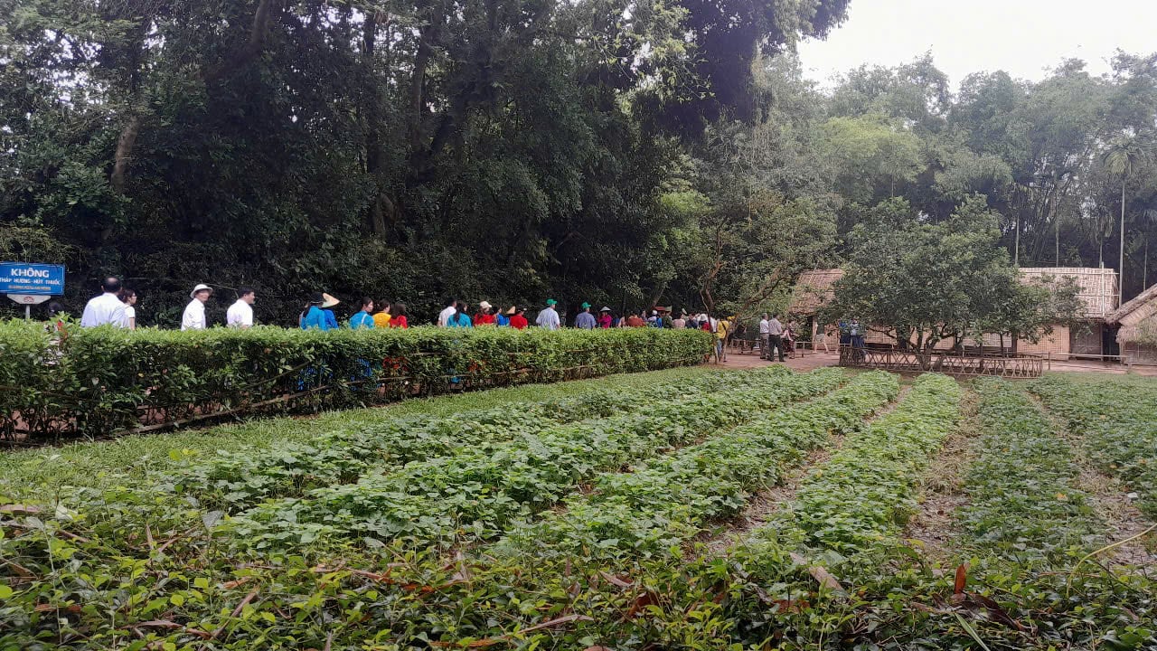 Du khách hành hương về thăm quê hương Chủ tịch Hồ Chí Minh. Ảnh: Hữu Tình. Du khách hành hương về thăm quê hương Chủ tịch Hồ Chí Minh. Ảnh: Hữu Tình.