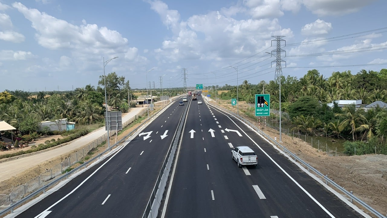 Tuyến tránh quốc lộ 57 dài 7km, đi qua hai huyện Long Hồ và Mang Thít của tỉnh Vĩnh Long. Ảnh: Hồ Thảo. Tuyến tránh quốc lộ 57 dài 7km, đi qua hai huyện Long Hồ và Mang Thít của tỉnh Vĩnh Long. Ảnh: Hồ Thảo.