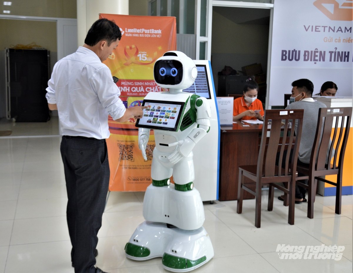 Hậu Giang tích cực triển khai các giải pháp nhằm nâng cao nhận thức, mở rộng ứng dụng công nghệ số vào mọi mặt đời sống, kinh tế – xã hội. Ảnh: Đào Chánh. Hậu Giang tích cực triển khai các giải pháp nhằm nâng cao nhận thức, mở rộng ứng dụng công nghệ số vào mọi mặt đời sống, kinh tế – xã hội. Ảnh: Đào Chánh.