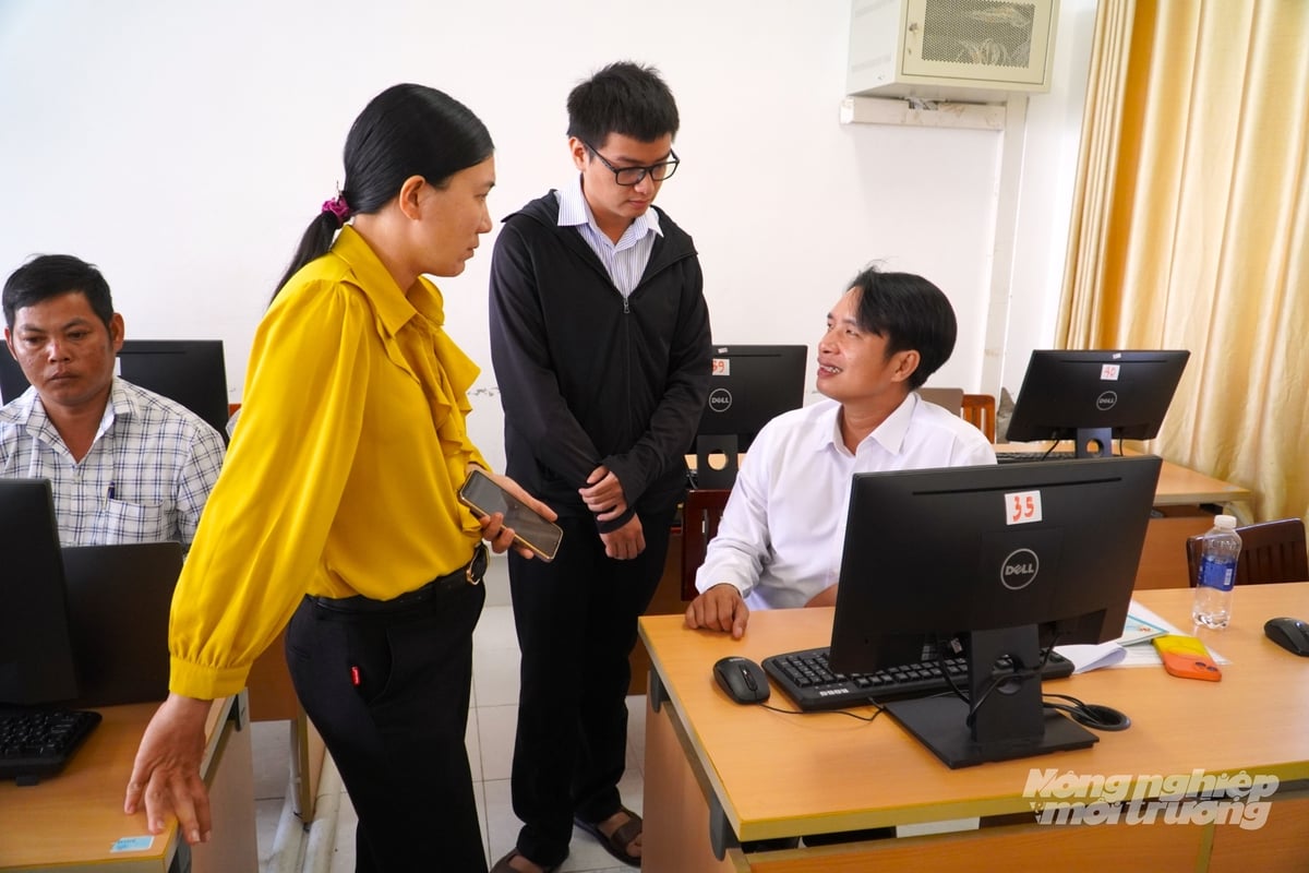 Địa phương cũng đầu tư trang thiết bị công nghệ hỗ trợ cán bộ, công chức xã, các nhà văn hóa ấp được kết nối internet và cung cấp wifi miễn phí phục vụ người dân. Ảnh: Kiều Trang. Địa phương cũng đầu tư trang thiết bị công nghệ hỗ trợ cán bộ, công chức xã, các nhà văn hóa ấp được kết nối internet và cung cấp wifi miễn phí phục vụ người dân. Ảnh: Kiều Trang.