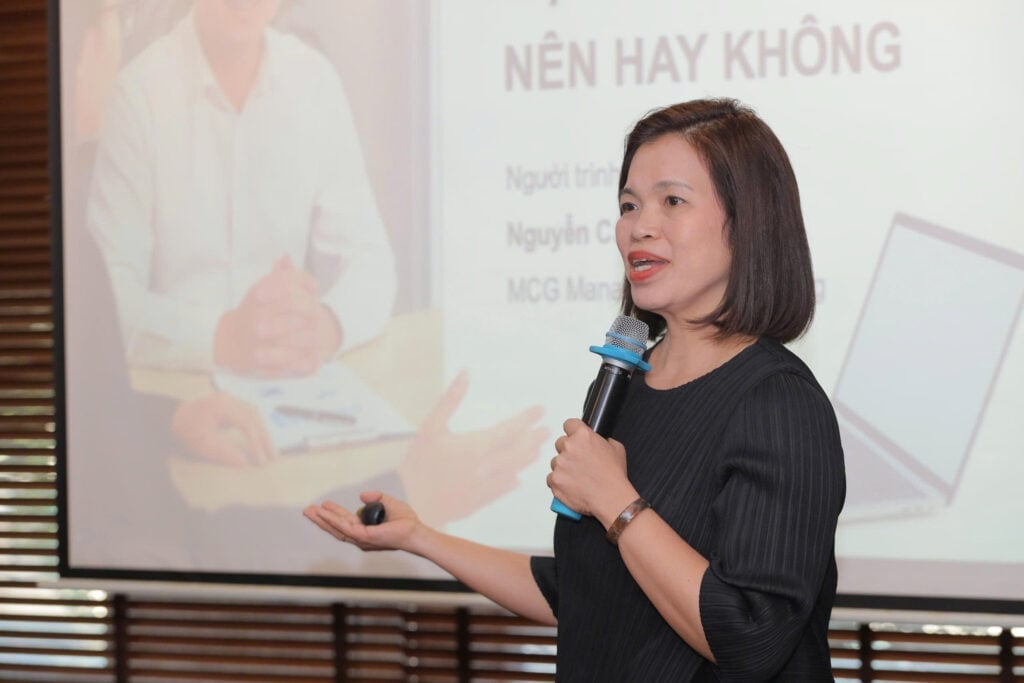 Bà Nguyễn Cẩm Chi - Giám đốc Khối tư vấn phát triển bền vững, MCG Management Consulting chia sẻ tại hội thảo. Ảnh: Khưu Dũng. Bà Nguyễn Cẩm Chi - Giám đốc Khối tư vấn phát triển bền vững, MCG Management Consulting chia sẻ tại hội thảo. Ảnh: Khưu Dũng.
