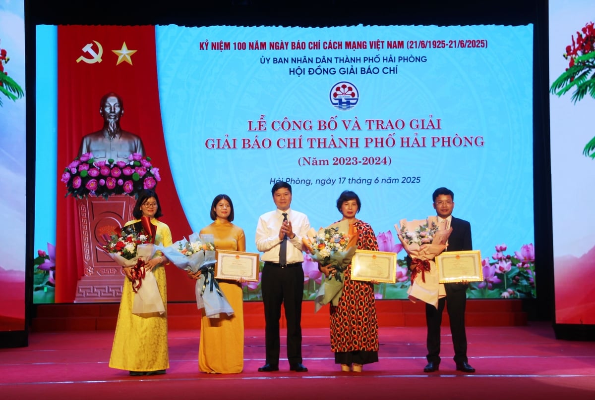 Nhà báo Đinh Mười (ngoài cùng bên phải), báo Nông nghiệp và Môi trường; Nhà báo Nguyễn Thị Hồng Thanh - Phóng viên Ban chuyên đề An ninh Hải Phòng và Nhóm tác giả (Mai Phong, Tô Hương, Tô Thành, Phùng Huy, Đức Nghĩa, Trường Chung) - Phóng viên Trung tâm Báo chí và Truyền thông Hải Phòng vinh dự nhận Bằng khen của Chủ tịch UBND TP Hải Phòng do có tác phẩm báo chí xuất sắc. Ảnh: Hoàng Phong. Nhà báo Đinh Mười (ngoài cùng bên phải), báo Nông nghiệp và Môi trường; Nhà báo Nguyễn Thị Hồng Thanh - Phóng viên Ban chuyên đề An ninh Hải Phòng và Nhóm tác giả (Mai Phong, Tô Hương, Tô Thành, Phùng Huy, Đức Nghĩa, Trường Chung) - Phóng viên Trung tâm Báo chí và Truyền thông Hải Phòng vinh dự nhận Bằng khen của Chủ tịch UBND TP Hải Phòng do có tác phẩm báo chí xuất sắc. Ảnh: Hoàng Phong.