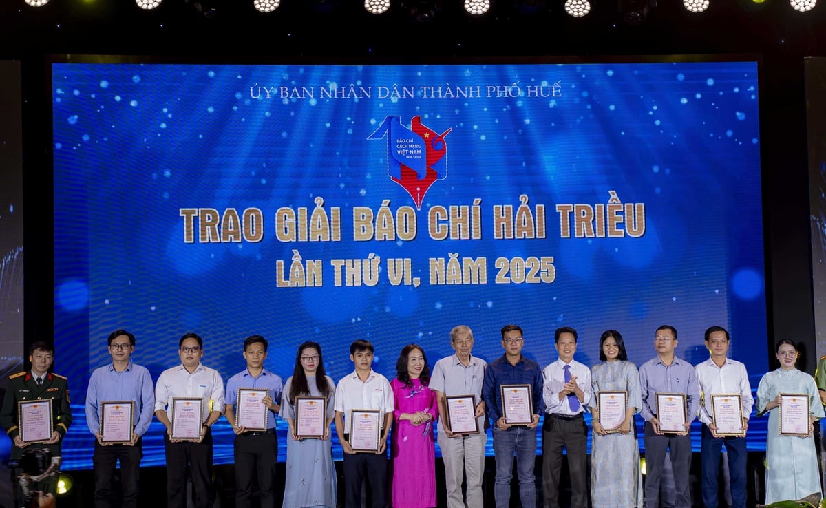 Phóng viên Văn Dinh (thứ 4 từ bên trái qua, Văn phòng Trung Trung Bộ - Báo Nông nghiệp và Môi trường) cùng các tác giải đoạt giải Báo chí Hải Triều. Ảnh: Đình Hoàng. Phóng viên Văn Dinh (thứ 4 từ bên trái qua, Văn phòng Trung Trung Bộ - Báo Nông nghiệp và Môi trường) cùng các tác giải đoạt giải Báo chí Hải Triều. Ảnh: Đình Hoàng.