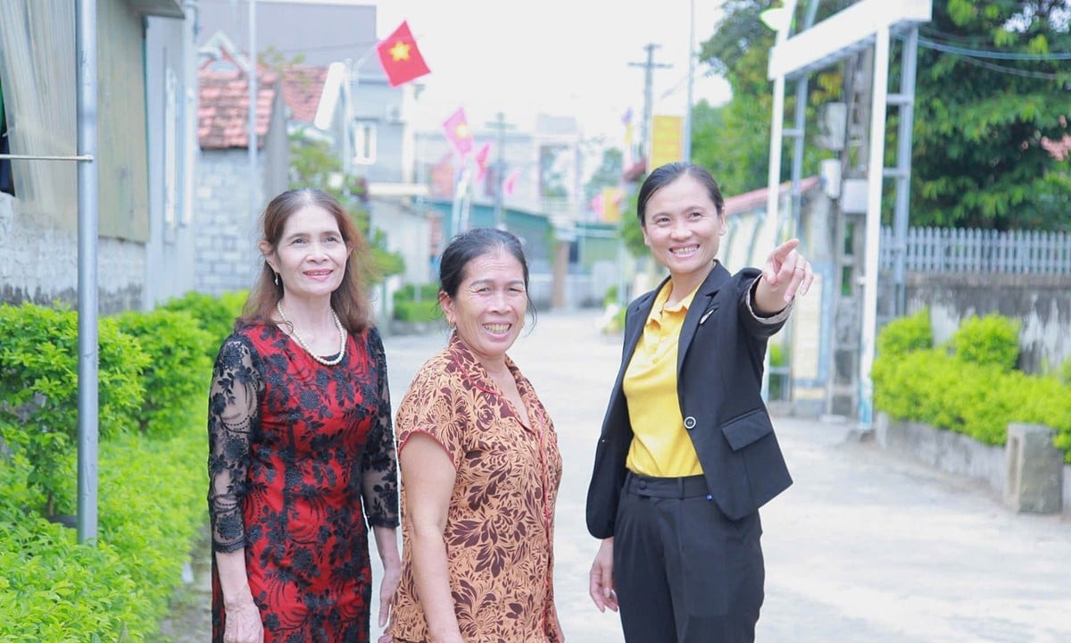 Chị Cù Thị Nhàn vui bẻ bên người dân thôn Bảy.