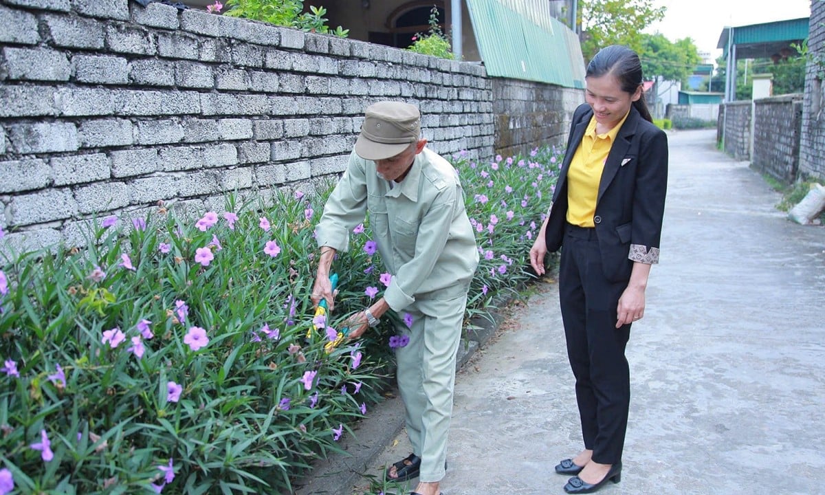Chị Cù Thị Nhàn trò chuyện thân mật với người dân.