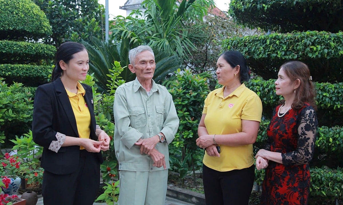 Chị Cù Thị Nhàn lắng nghe tâm sự của người dân trong thôn.
