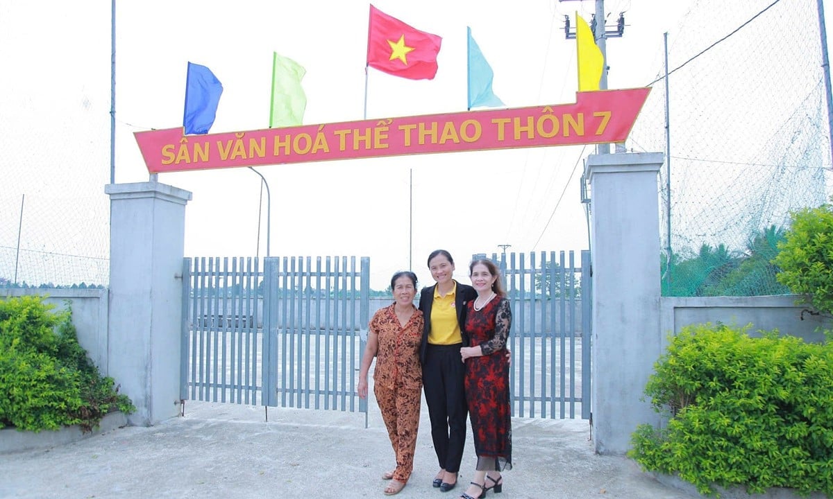 Chị Cù Thị Nhàn chụp ảnh kỷ niệm bên sân văn hóa thôn 7.