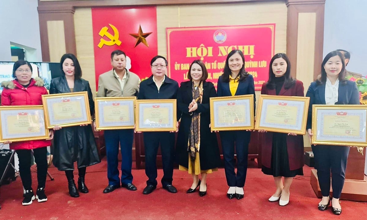 Chị Cù Thị Nhàn nhận bằng khen của Ủy ban MTTQ tỉnh Nghệ An.