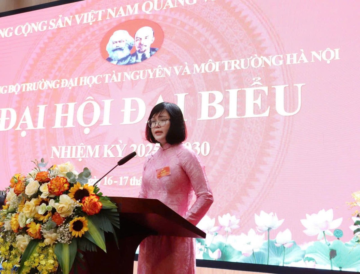 Theo đồng chí Huỳnh Thị Lan Hương, Bí thư Đảng ủy, Chủ tịch Hội đồng Trường, nhiệm kỳ 2025-2030, Đảng bộ Trường xác định phương châm hành động: 'Tăng cường xây dựng, chỉnh đốn Đảng; phát huy dân chủ, đoàn kết, kỷ cương; đổi mới sáng tạo, chuyển đổi số toàn diện; phát triển Trường Đại học TN-MT Hà Nội thành trường đại học ứng dụng, đáp ứng yêu cầu tự chủ toàn phần và hội nhập quốc tế'. Ảnh: Nguyễn Thủy. Theo đồng chí Huỳnh Thị Lan Hương, Bí thư Đảng ủy, Chủ tịch Hội đồng Trường, nhiệm kỳ 2025-2030, Đảng bộ Trường xác định phương châm hành động: 'Tăng cường xây dựng, chỉnh đốn Đảng; phát huy dân chủ, đoàn kết, kỷ cương; đổi mới sáng tạo, chuyển đổi số toàn diện; phát triển Trường Đại học TN-MT Hà Nội thành trường đại học ứng dụng, đáp ứng yêu cầu tự chủ toàn phần và hội nhập quốc tế'. Ảnh: Nguyễn Thủy.
