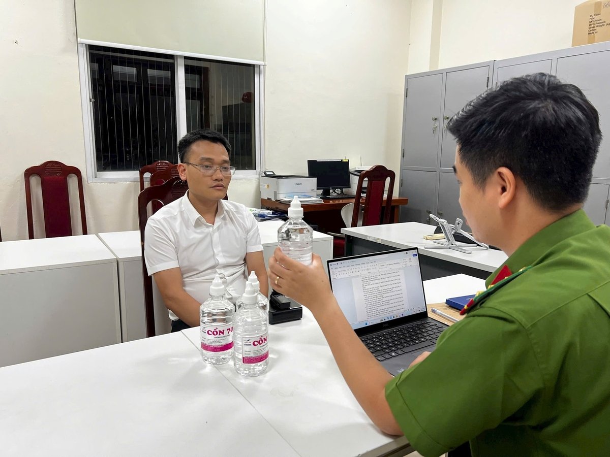 Phạm Đình Tuấn và cồn y tế giả cùng em trai sản xuất. Ảnh: Công an TP Hà Nội. Phạm Đình Tuấn và cồn y tế giả cùng em trai sản xuất. Ảnh: Công an TP Hà Nội.