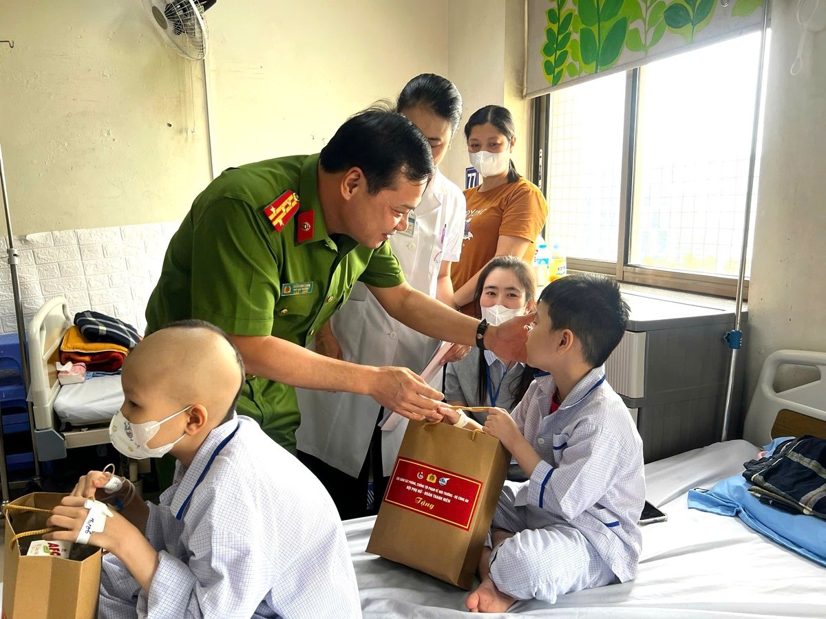 Chia sẻ yêu thương với bệnh nhân ung thư. Ảnh: Nguyễn Trường. Chia sẻ yêu thương với bệnh nhân ung thư. Ảnh: Nguyễn Trường.