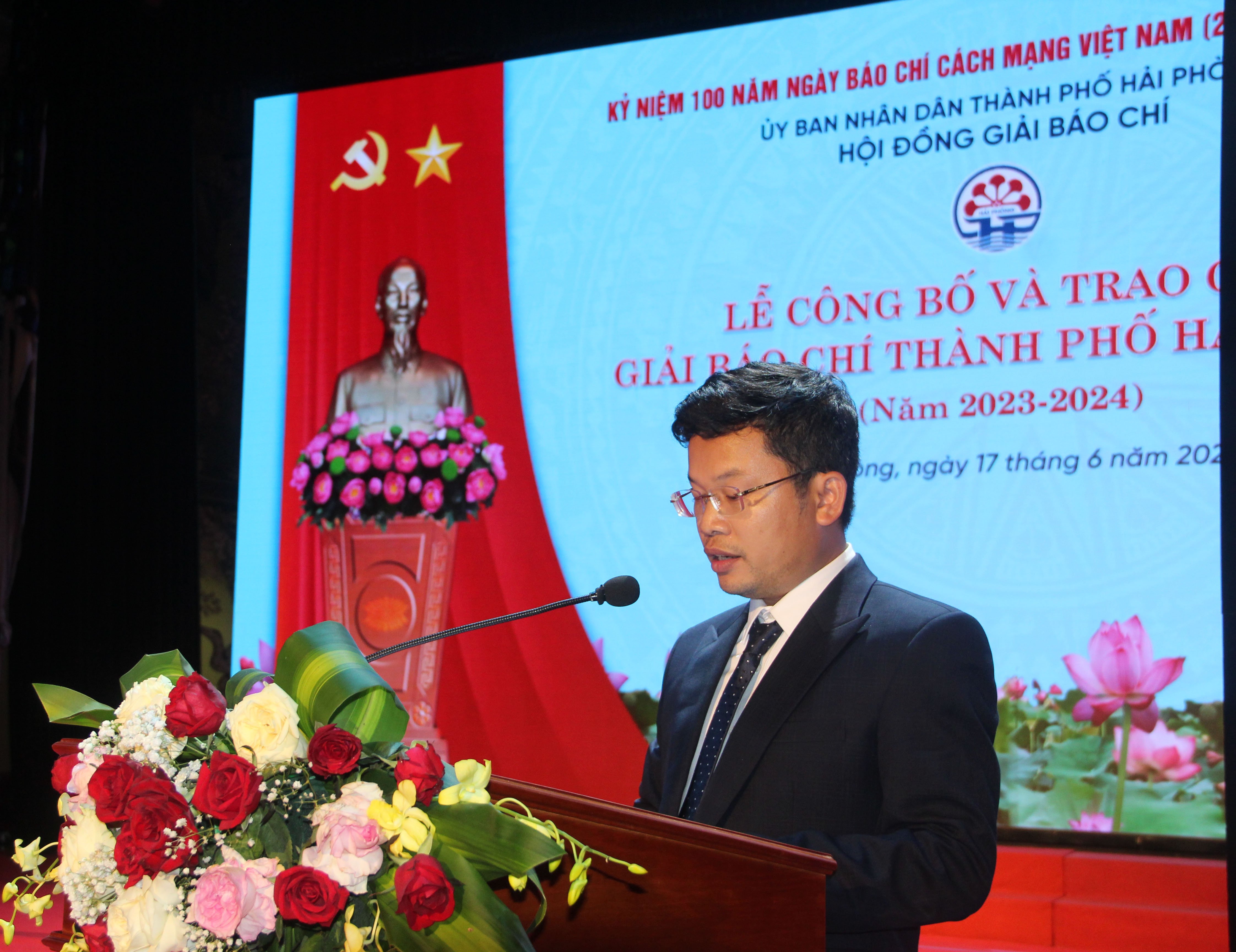 Đại diện cho các tác giả, nhóm tác giả đoạt giải, nhà báo Đinh Mười chia sẻ: 'Tôi xem Hải Phòng là quê hương thứ 2 và may mắn được chứng kiến sự chuyển mình mạnh mẽ của thành phố. Giải thưởng hôm nay là một sự khích lệ to lớn để tôi tiếp tục dấn thân, đi sâu vào thực tiễn, để mỗi tác phẩm không chỉ phản ánh đúng vấn đề mà còn mang tính xây dựng, góp phần vào sự phát triển chung của thành phố Hải Phòng'. Ảnh: Hoàng Phong. Đại diện cho các tác giả, nhóm tác giả đoạt giải, nhà báo Đinh Mười chia sẻ: 'Tôi xem Hải Phòng là quê hương thứ 2 và may mắn được chứng kiến sự chuyển mình mạnh mẽ của thành phố. Giải thưởng hôm nay là một sự khích lệ to lớn để tôi tiếp tục dấn thân, đi sâu vào thực tiễn, để mỗi tác phẩm không chỉ phản ánh đúng vấn đề mà còn mang tính xây dựng, góp phần vào sự phát triển chung của thành phố Hải Phòng'. Ảnh: Hoàng Phong.