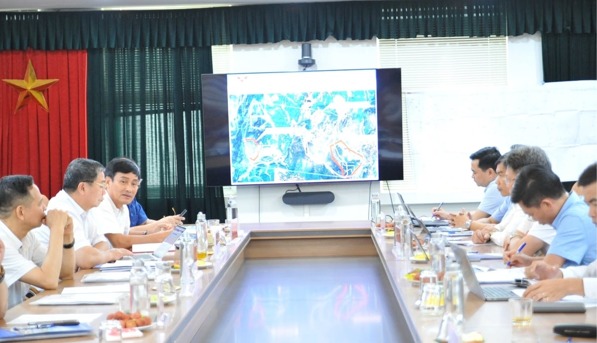 Thứ trưởng Trần Quý Kiên yêu cầu các chủ đầu tư và đơn vị tư vấn tiếp thu ý kiến của các ủy viên Hội đồng, hoàn thiện lại báo cáo và sớm trình Hội đồng phê duyệt. Ảnh: Lan Chi. Thứ trưởng Trần Quý Kiên yêu cầu các chủ đầu tư và đơn vị tư vấn tiếp thu ý kiến của các ủy viên Hội đồng, hoàn thiện lại báo cáo và sớm trình Hội đồng phê duyệt. Ảnh: Lan Chi.